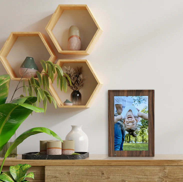 Digitaler WLAN Bilderrahmen, 10 Zoll, Bewegungssensor, Touchscreen, Uhrzeit, Temperatur, Holz-Optik - Image 8