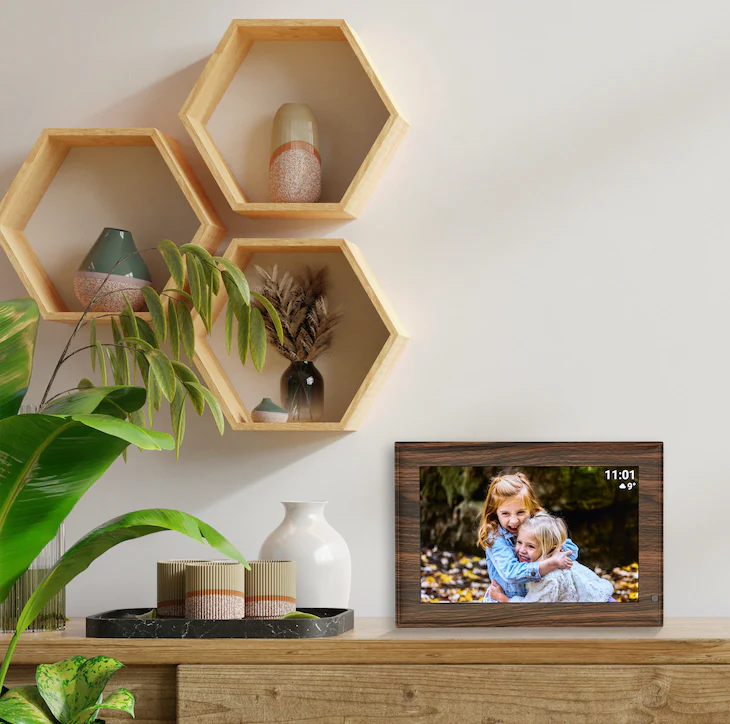 Digitaler WLAN Bilderrahmen, 10 Zoll, Bewegungssensor, Touchscreen, Uhrzeit, Temperatur, Holz-Optik - Image 9