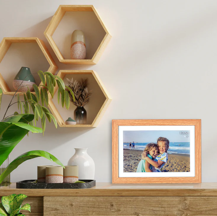 Digitaler WLAN Bilderrahmen, 10 Zoll, Bewegungssensor, Touchscreen, Uhrzeit, Temperatur, MDF-Holz - Image 7