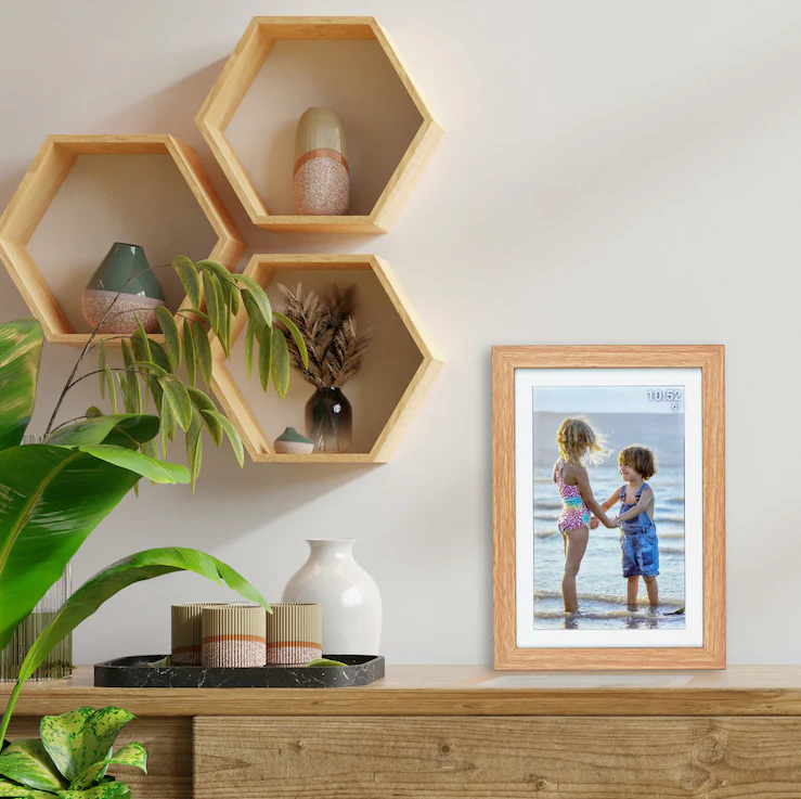 Digitaler WLAN Bilderrahmen, 10 Zoll, Bewegungssensor, Touchscreen, Uhrzeit, Temperatur, MDF-Holz - Image 8