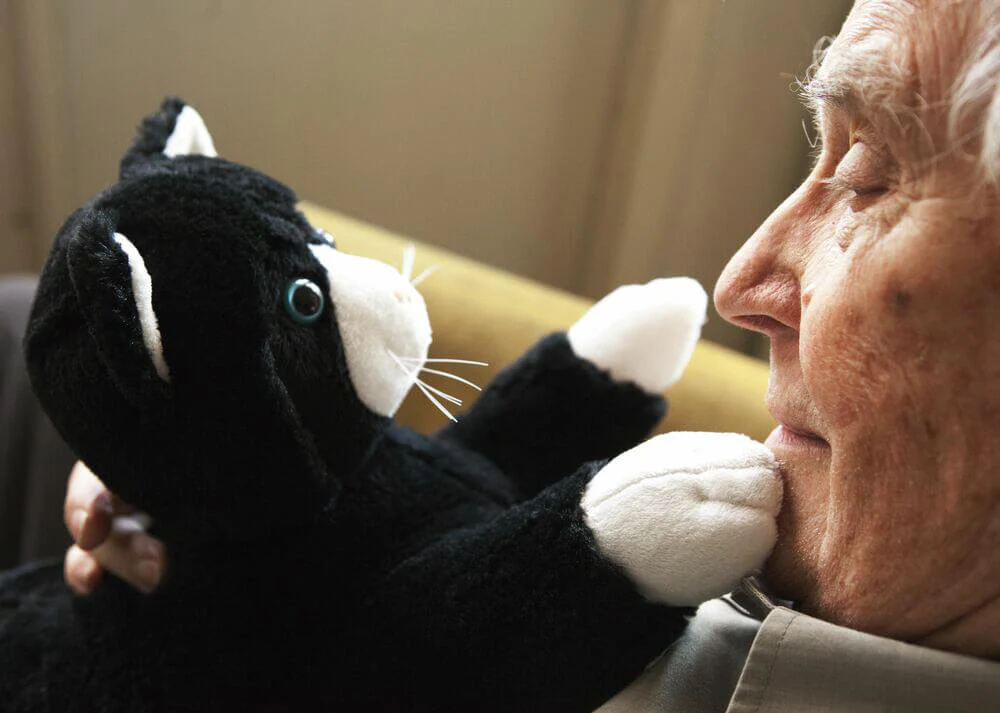 RobiCare Smart Cat, waschbar, Interaktive Roboter-Katze für Demenzerkrankte - Image 10